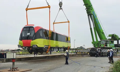 Đoàn tàu tuyến metro Nhổn về đến Hà Nội